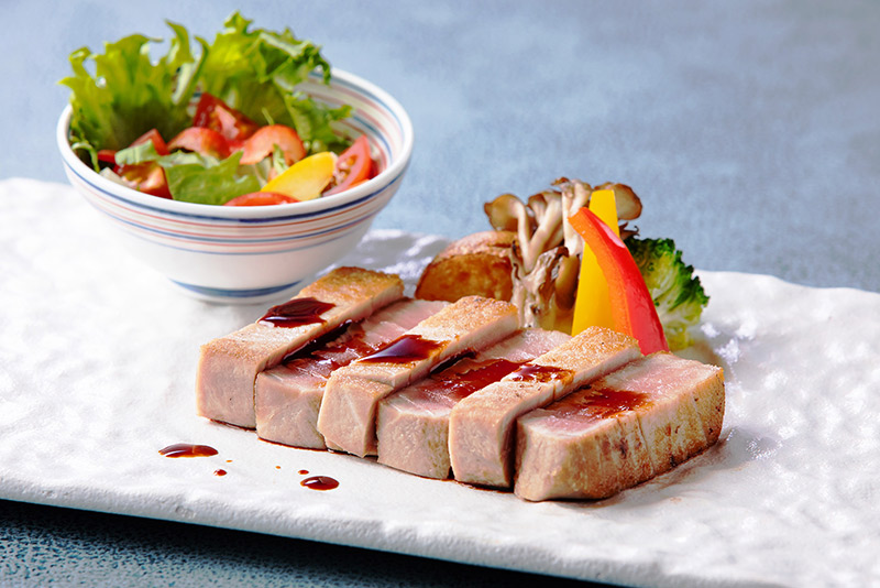 ［単品料理］本鮪のレアステーキ⼤蒜醤油仕⽴て