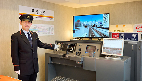 浅草東武ホテル「現役指導員」がレクチャー！実際の鉄道シミュレーターを使った運転体験